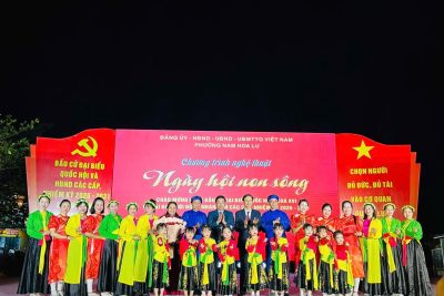 Tối ngày 12/3/2026, tại Bến thuyền Tam Cốc – Bích Động, tập thể CBGV cùng các cháu học sinh và phụ huynh Trường Mầm non Ninh Vân đã tham gia Chương trình nghệ thuật “Ngày hội non sông” do phường Nam Hoa Lư tổ chức.